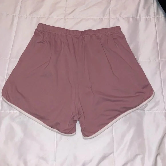 woman’s shorts - Picture 3 of 5